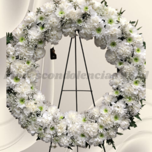 Corona fúnebre en claveles, margaritas y maules blancos