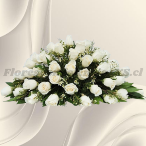 Cubre urna - cojín fúnebre en rosas, follaje e ilusión blanca