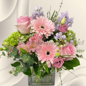 Cubo de vidrio en 2 gerberas, 2 rosas y mix flores de temporada