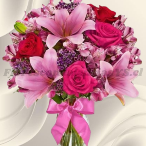 Florero en 10 rosas importadas, 5 lilium y mix flores de temporada
