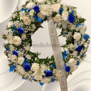 Corona fúnebre adiós, en mis flores, Y tonos azules con cinta