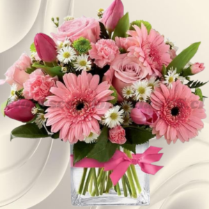 Cubo de vidrio en 5 gerberas, 5 tulipanes, 5 rosas y flores de temporada