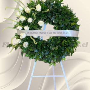 Corona follaje verde en 10 rosas importadas y cinta personalizada