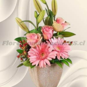 Arreglito en linda base, 3 rosas importadas, 2 gerberas y 2 lilium