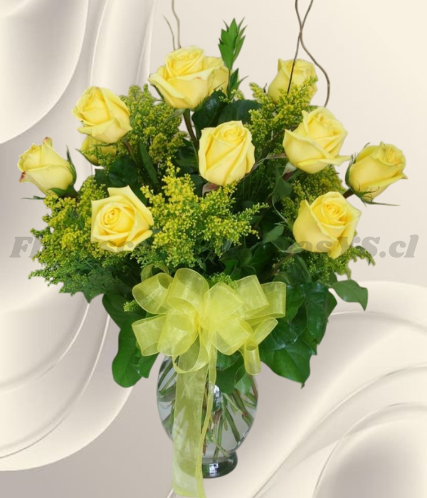 Florero en 10 rosas ecuatoriana y follaje verde de temporada
