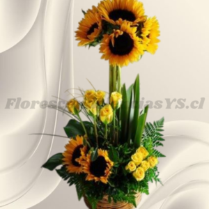 Arreglo base de madera en 8 girasoles, 5 varas de mini rosas y follaje verde